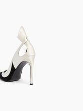 Charger l'image dans la galerie, Black and Cream Suede Pumps detail bow