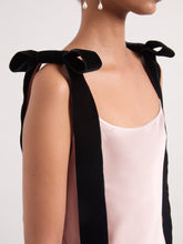 Charger l'image dans la galerie, Robe sirène rose en satin