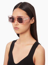 Cargar imagen en el visor de la galería, Gafas de sol Precious Square con montura transparente brillante
