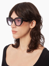 Charger l&#39;image dans la galerie, Lunettes de soleil Waves Butterfly transparent brillant
