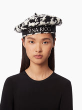 Charger l&#39;image dans la galerie, WOOL BERET WITH NINA RICCI LOGO IN BLACK AND WHITE - Nina Ricci
