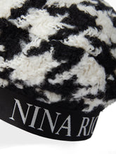 Charger l&#39;image dans la galerie, WOOL BERET WITH NINA RICCI LOGO IN BLACK AND WHITE - Nina Ricci
