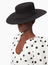 Cargar imagen en el visor de la galería, LARGE FELT WOOL BOATER IN BLACK - Nina Ricci
