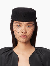 Charger l&#39;image dans la galerie, PILLBOX HAT WITH VEIL IN BLACK - Nina Ricci
