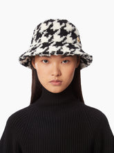 Charger l&#39;image dans la galerie, HOUNDSTOOTH BUCKET HAT IN WHITE AND BLACK - Nina Ricci
