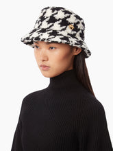 Cargar imagen en el visor de la galería, HOUNDSTOOTH BUCKET HAT IN WHITE AND BLACK - Nina Ricci
