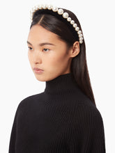 Cargar imagen en el visor de la galería, VELVET HEADBAND WITH PEARLS - NINA RICCI
