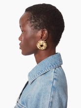 Cargar imagen en el visor de la galería, PETAL TWIST EARRINGS - NINA RICCI
