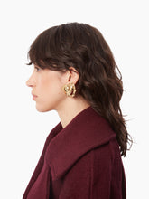 Charger l&#39;image dans la galerie, CUSHION HEART EARRINGS IN GOLD - Nina Ricci
