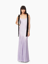 Charger l&#39;image dans la galerie, Long satin dress in lila - Nina Ricci
