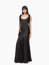 Charger l&#39;image dans la galerie, Long satin dress in black - Nina Ricci
