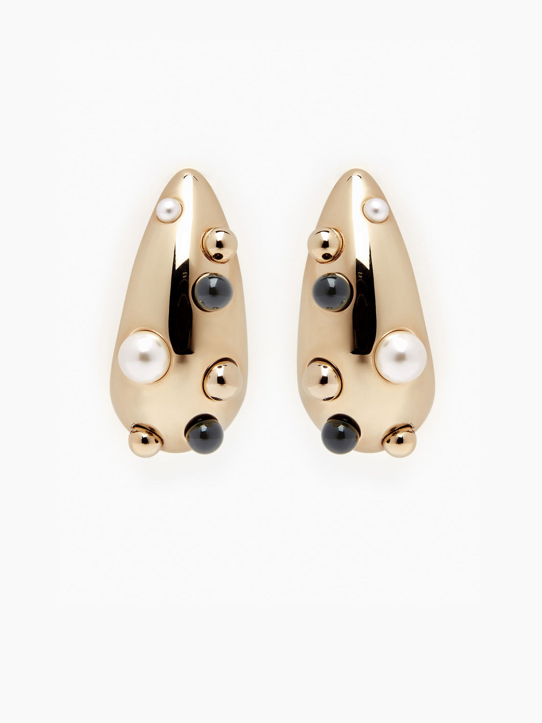 Gotas de oro de pendientes ligeros