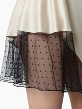 画像をギャラリービューアに読み込む, Cream Mini Satin Skirt - Nina Ricci
