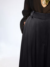 Charger l&#39;image dans la galerie, Black Wide-Leg Crepe Satin Pants
