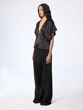 Charger l&#39;image dans la galerie, Black V-Neck Silk Satin Top

