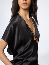 Charger l&#39;image dans la galerie, Black V-Neck Silk Satin Top
