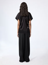 Charger l&#39;image dans la galerie, Black V-Neck Silk Satin Top
