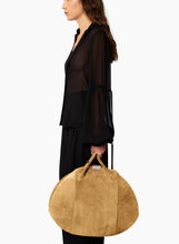 Charger l'image dans la galerie, LE BAL BAG LARGE IN SUEDE
