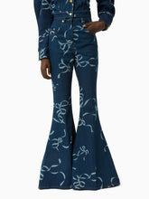 Charger l&#39;image dans la galerie, Bow-print exaggerated flare jeans in raw denim - Nina Ricci
