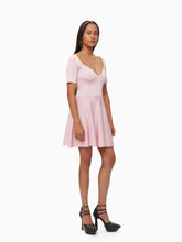 Charger l&#39;image dans la galerie, Heart neckline flared dress in pink - Nina Ricci
