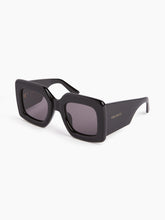 Cargar imagen en el visor de la galería, Gafas de sol Precious Square con montura negra brillante
